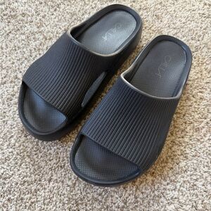CALIA by Carrie Underwood Women's Black Slip-On Athletic Slides